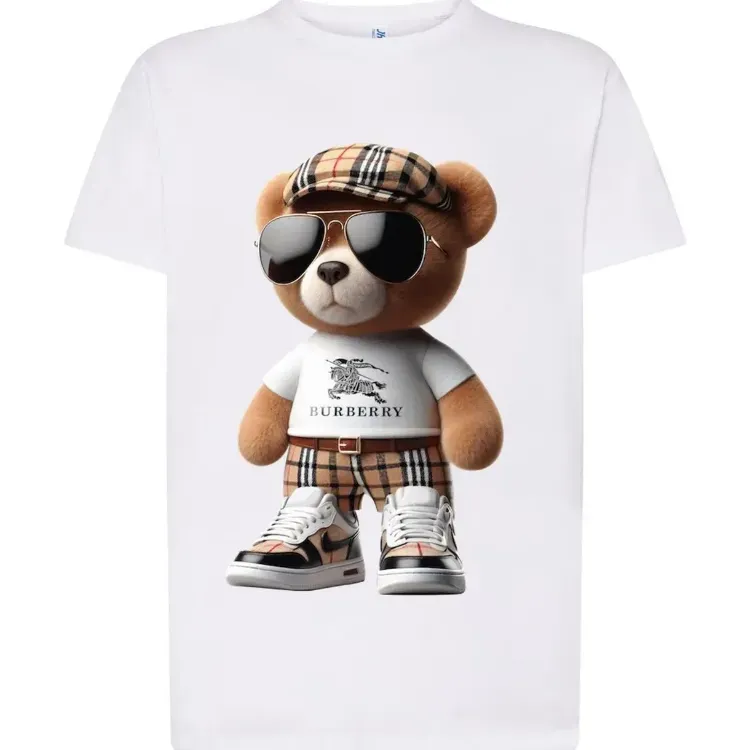 Estampado de un oso de peluche marrón con gafas de sol, gorra a cuadros, camisa Burberry, pantalones cortos y zapatillas deportivas sobre una camiseta blanca.