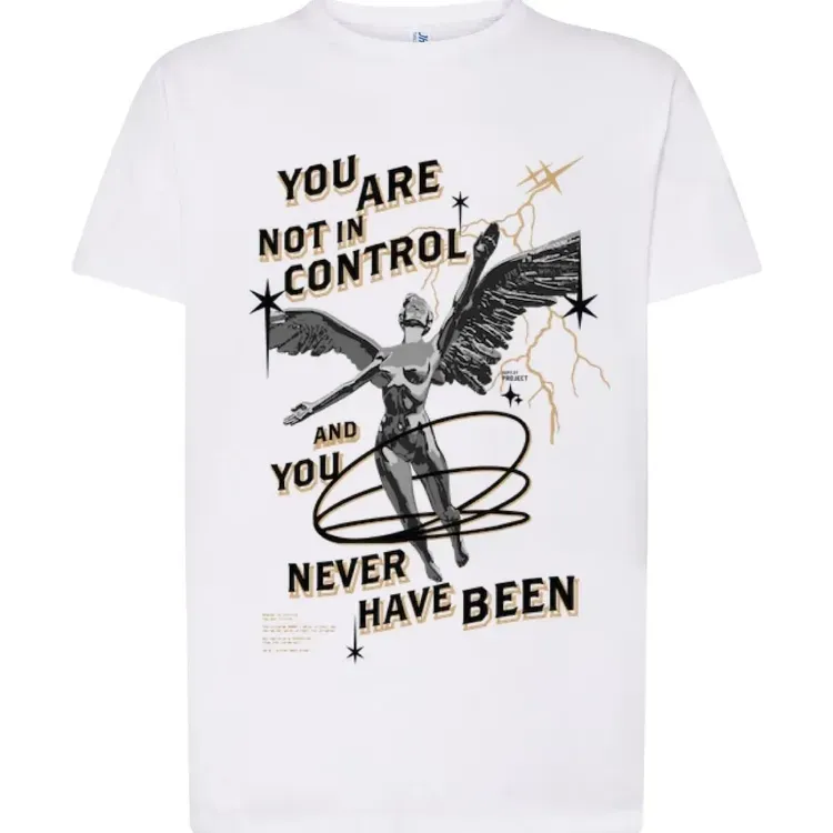 Camiseta blanca con texto gráfico en negro y dorado: “No tienes el control y nunca lo has tenido”.