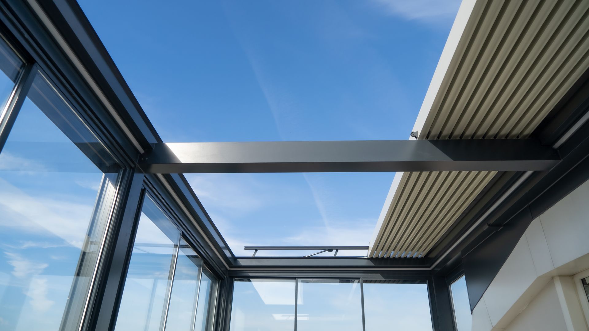 Pergola avec un toit semi-ouvert