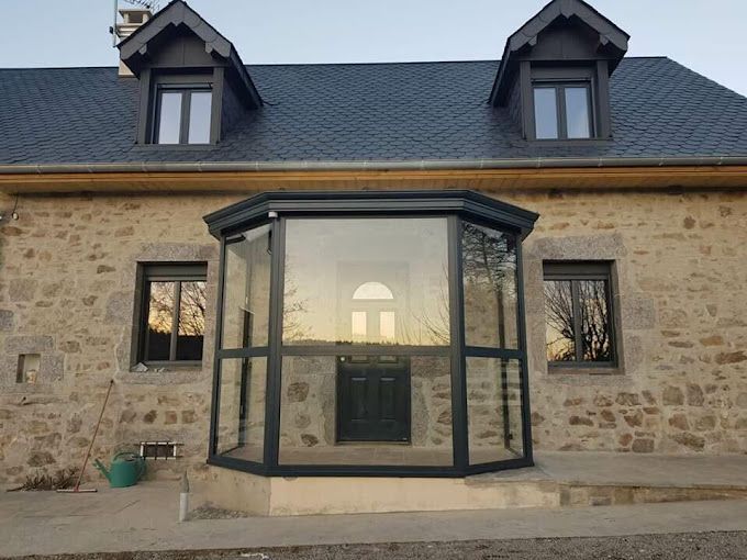 Véranda devant une porte d'entrée