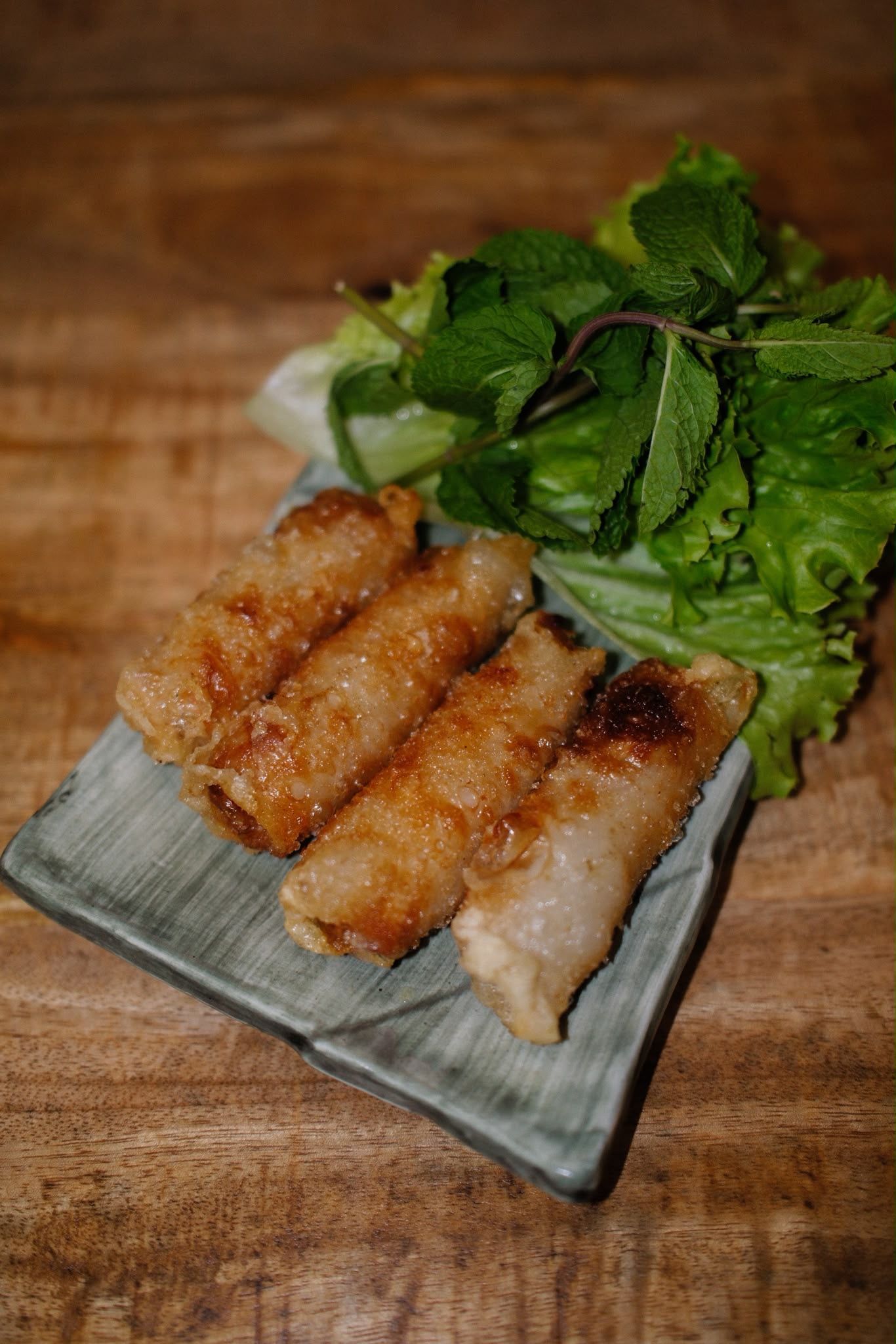 Tranches de viande grillée sur une petite assiette avec des herbes fraîches sur une table en bois