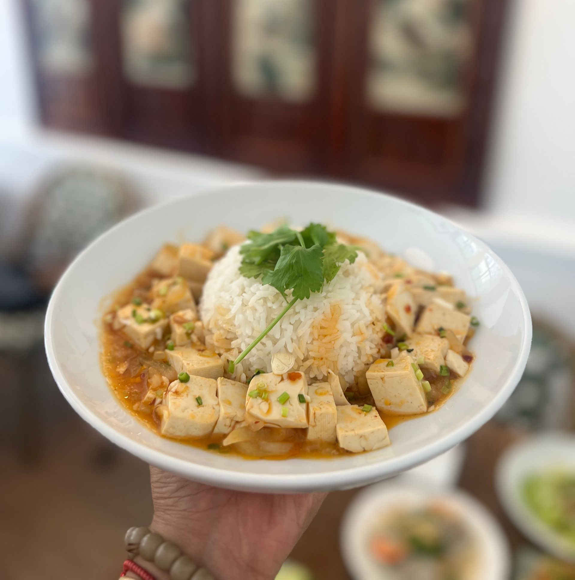 Bol individuel de curry de tofu avec riz et garniture de coriandre