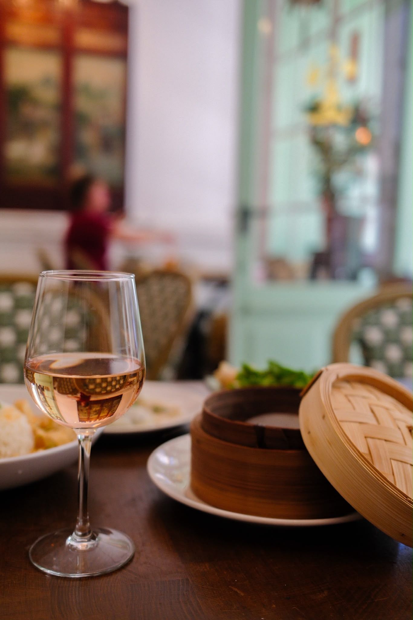Verre de vin et dessert sur une table dans un restaurant à l'éclairage tamisé