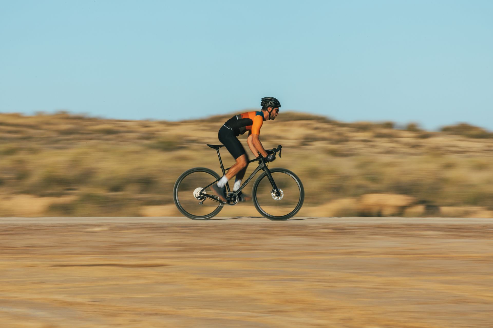 Un cycliste roule sur un vélo gravel à grande vitesse
