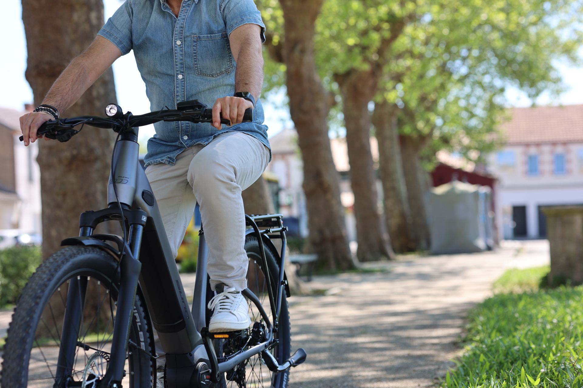 Un homme circule sur un vélo électrique urbain dans un parc