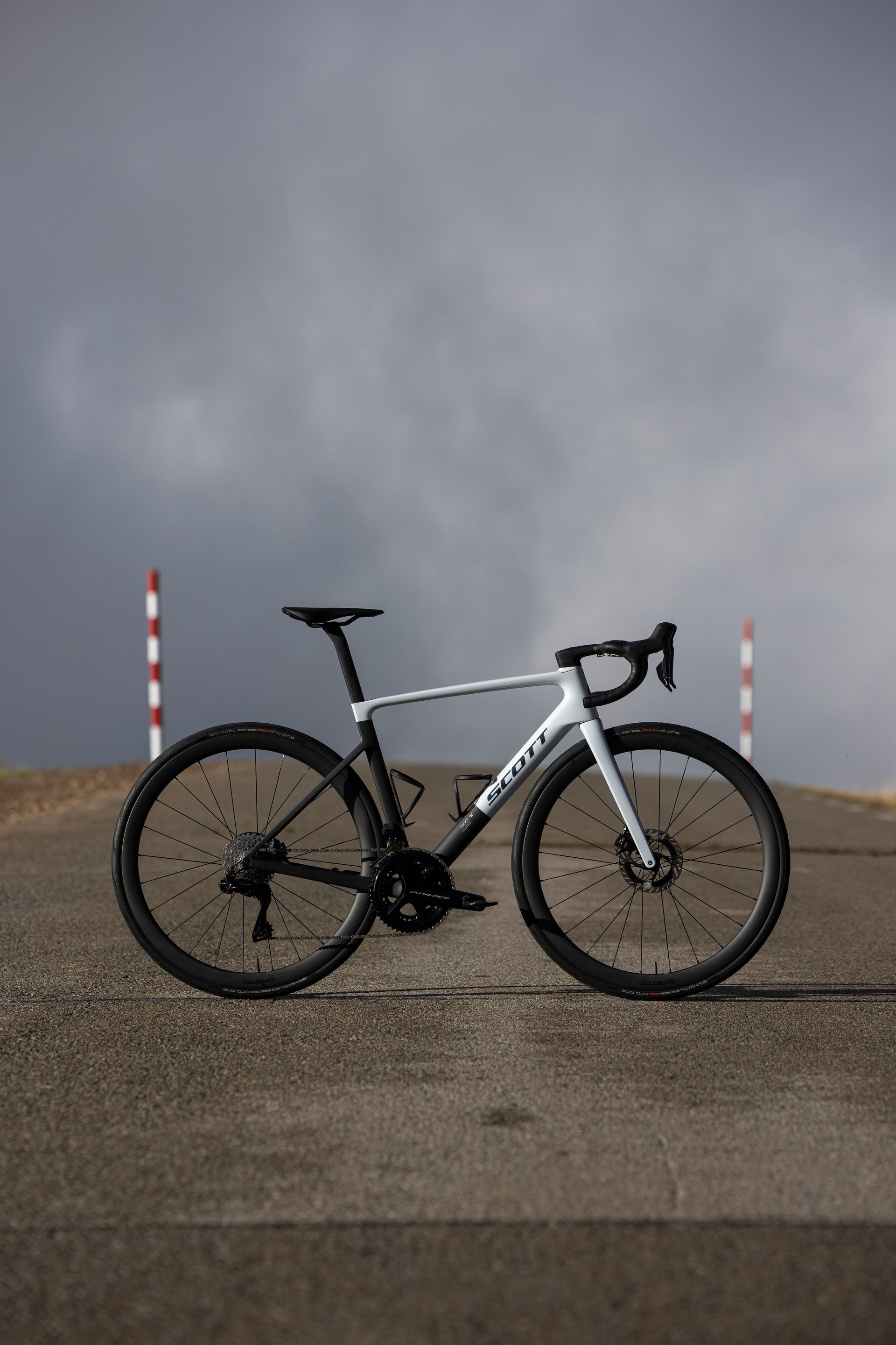 Un vélo de route blanc