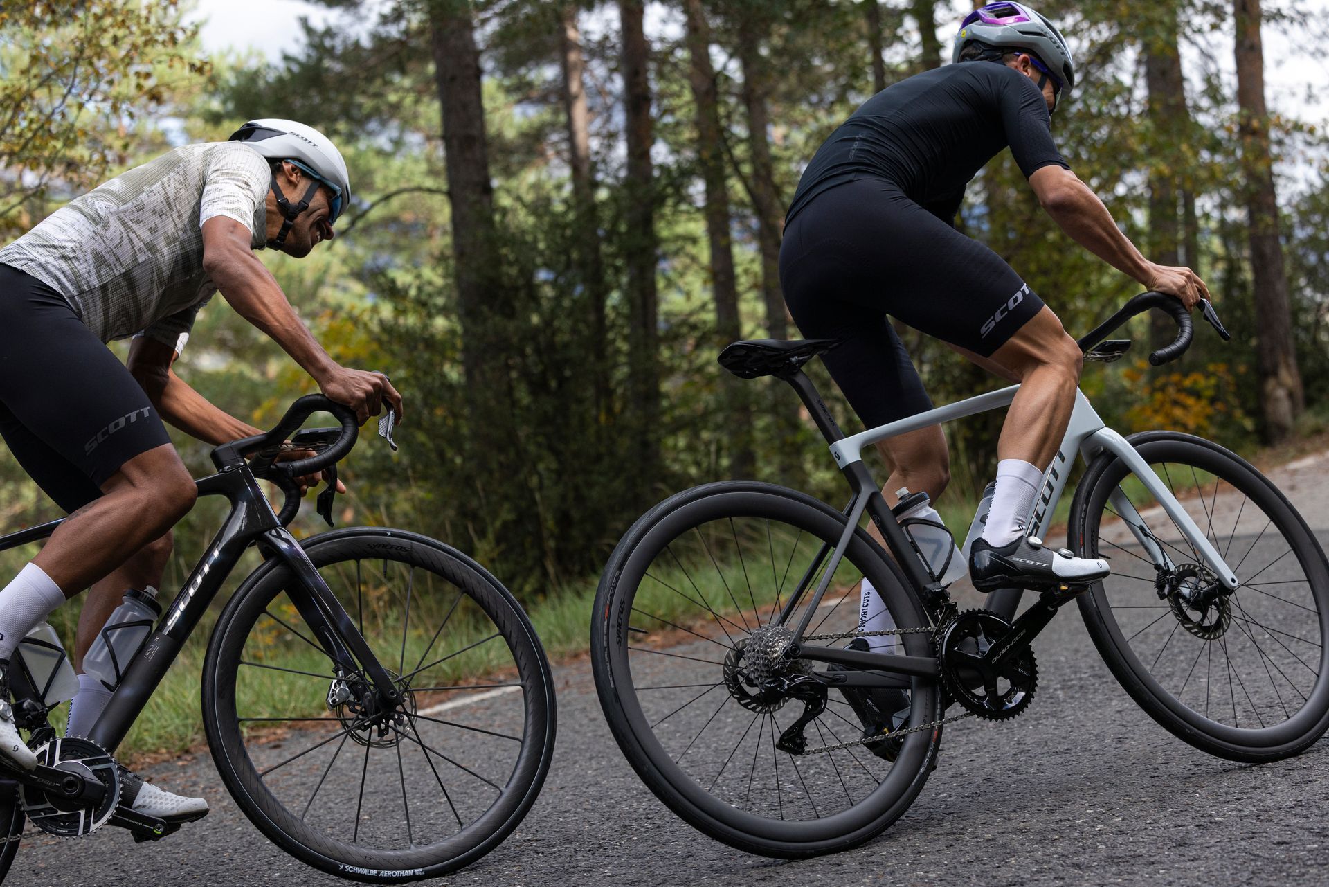 Deux hommes sur des vélos de route performants