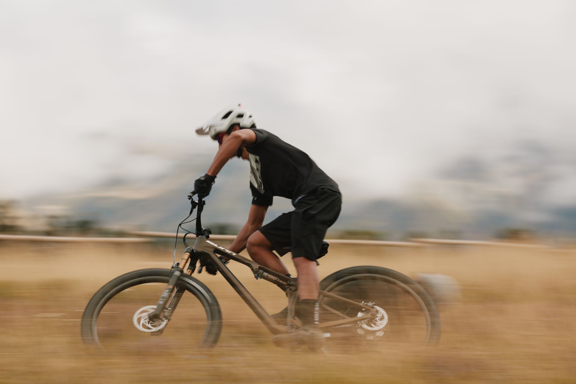Un homme sur un VAE sportif