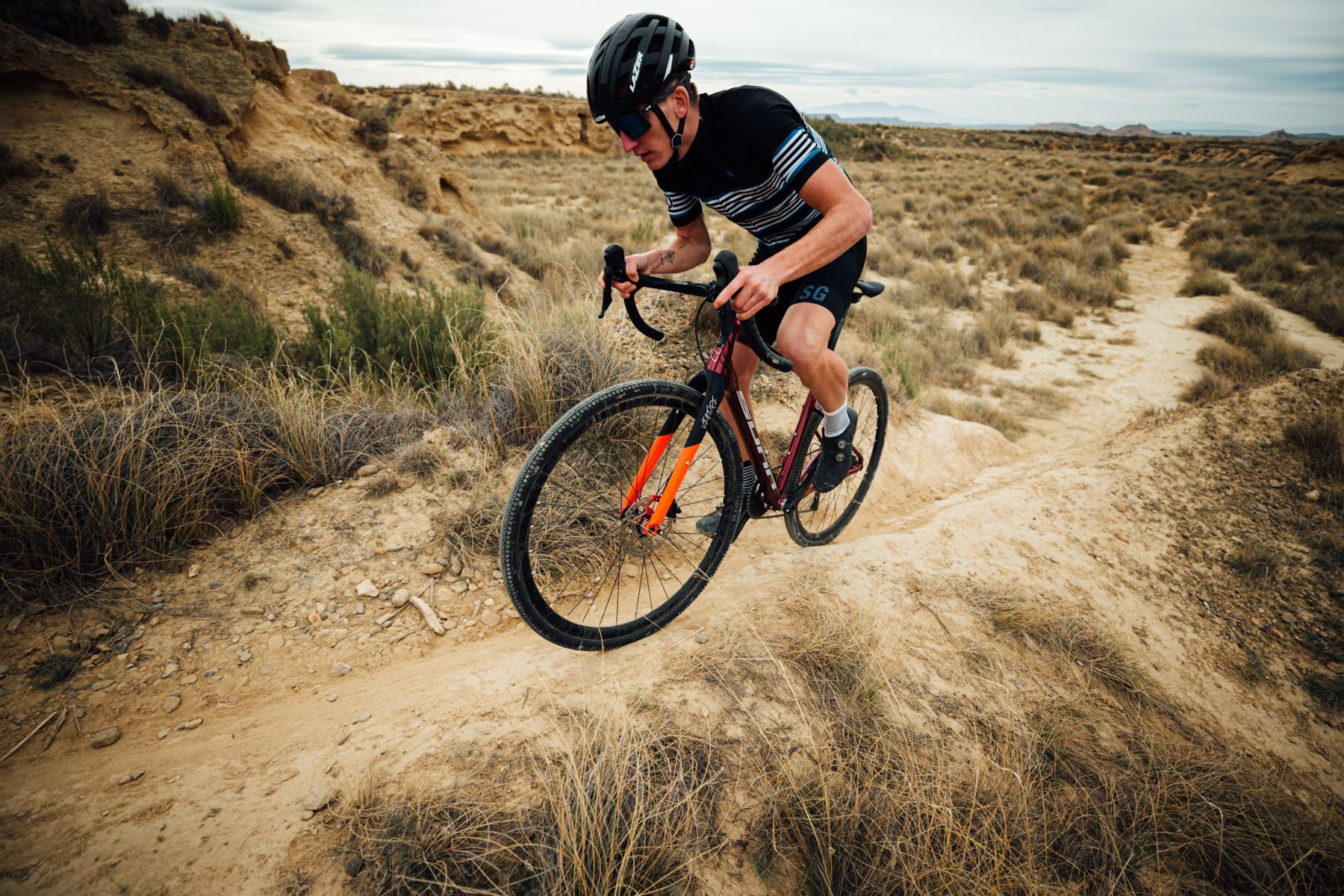 Un sportif qui fait du vélo dans la nature
