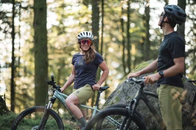 Un homme et une femme sur des VTT randonnée sport