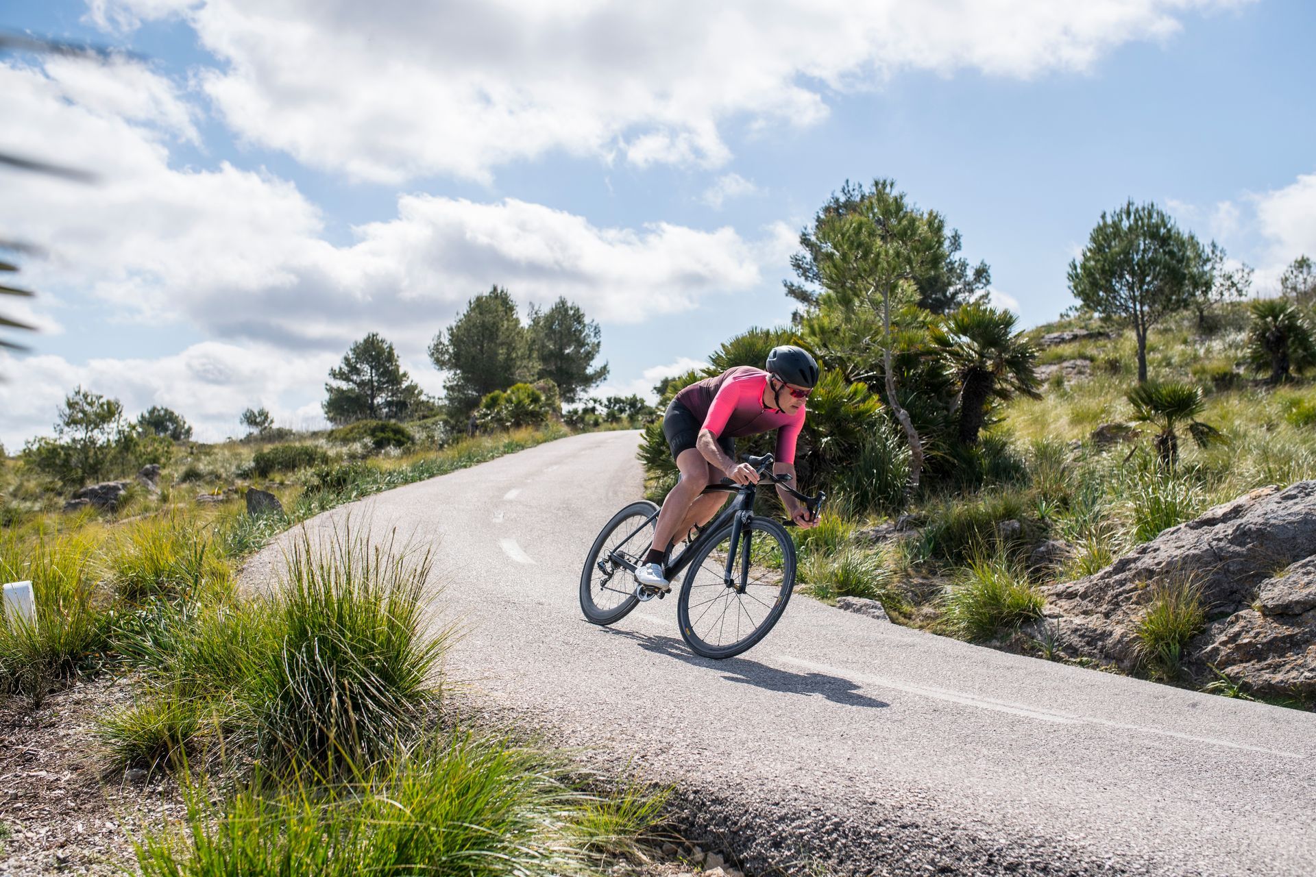 Une personne roule sur un vélo de randonnée