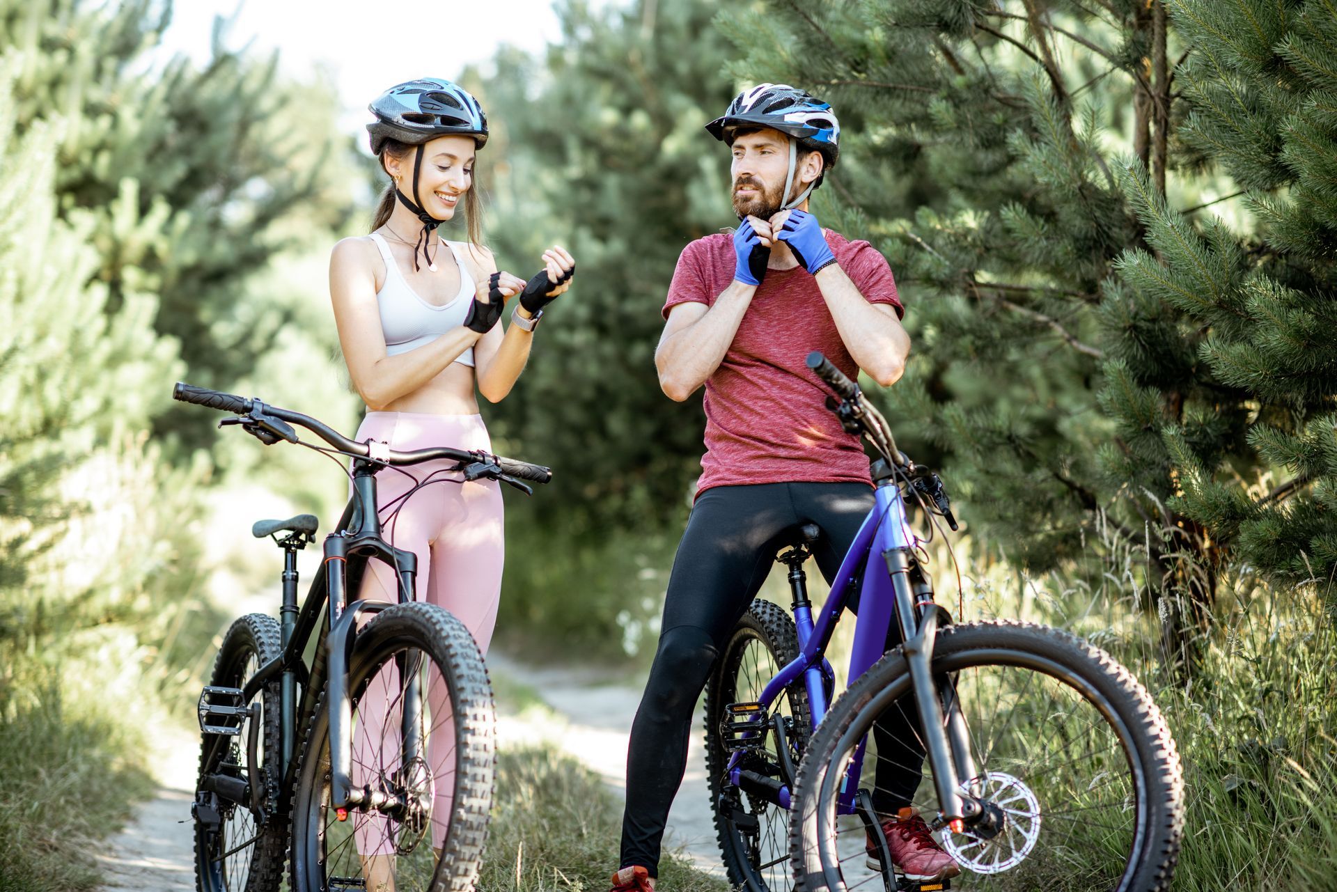Deux cyclistes mettent leurs casques et leurs gants