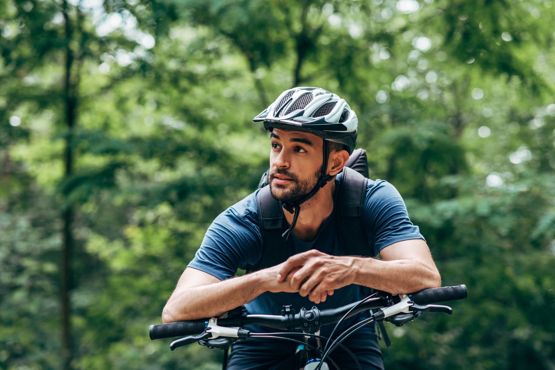 Un cycliste avec un casque de vélo