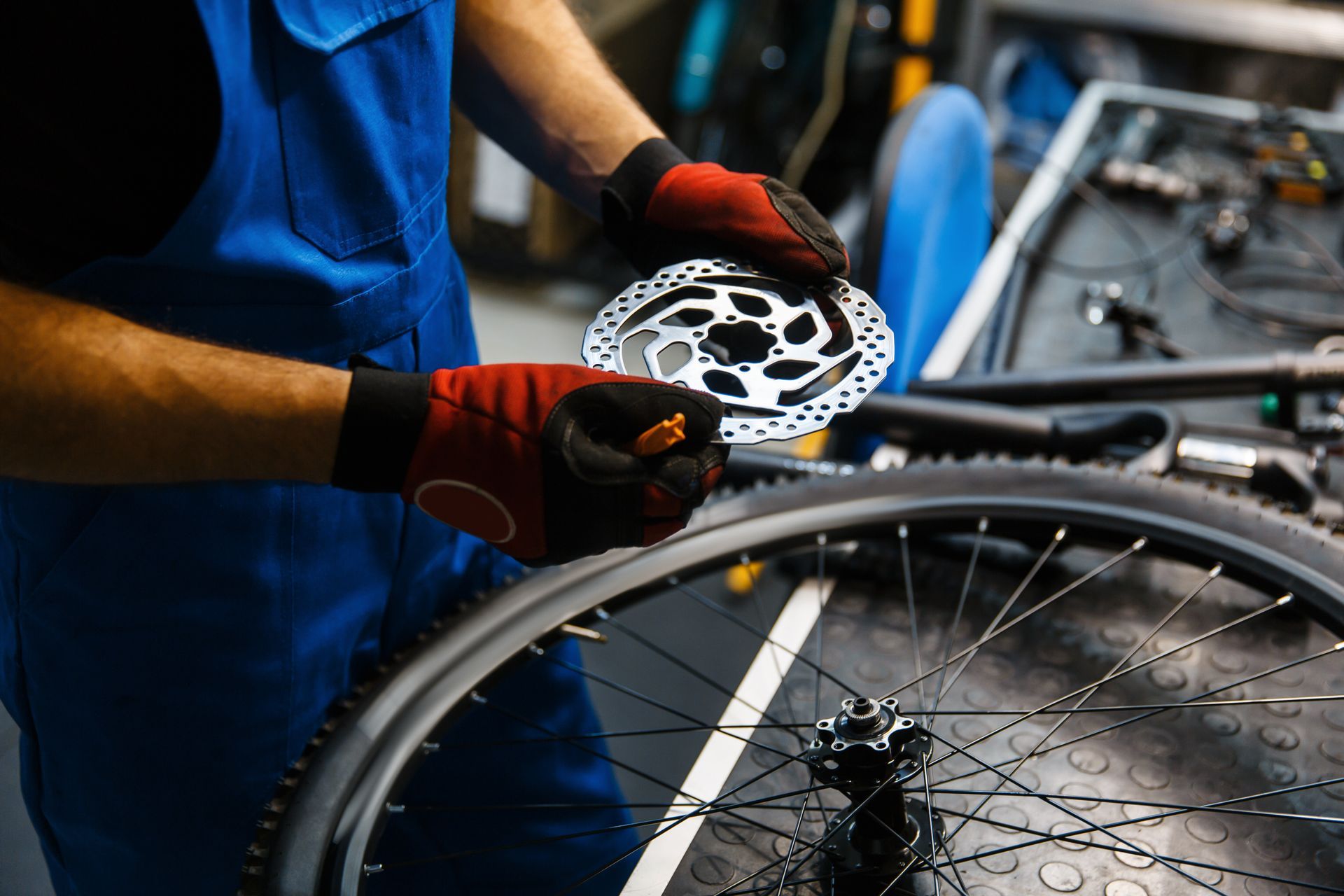 Un technicien répare un vélo