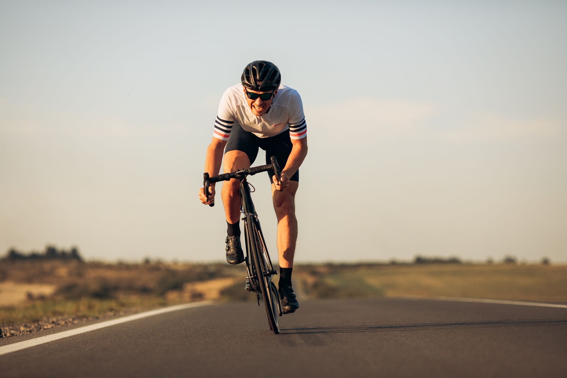 Un cycliste roule sur un vélo de randonnée