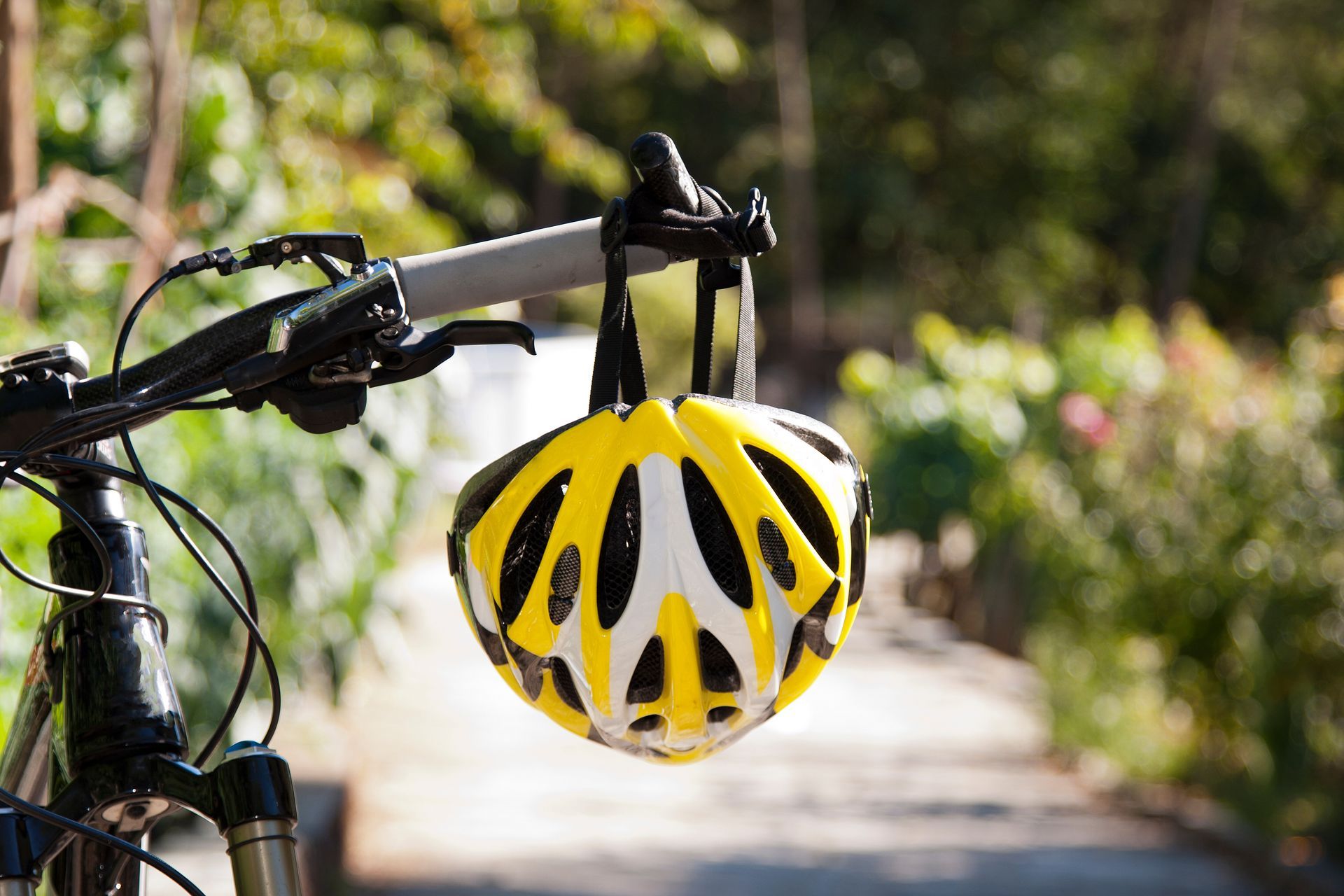 Un casque de vélo jaune