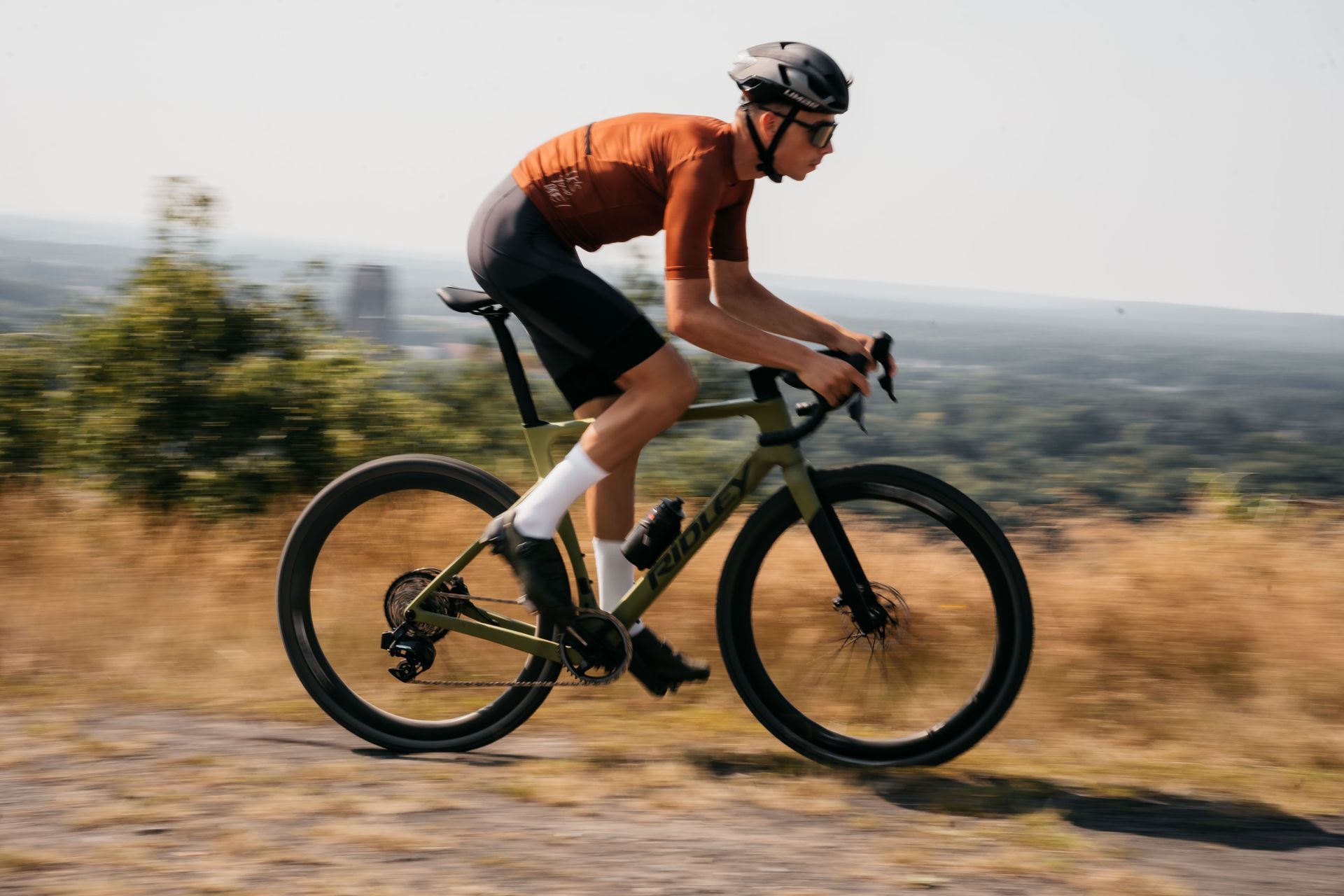 Une personne roule sur un gravel bike