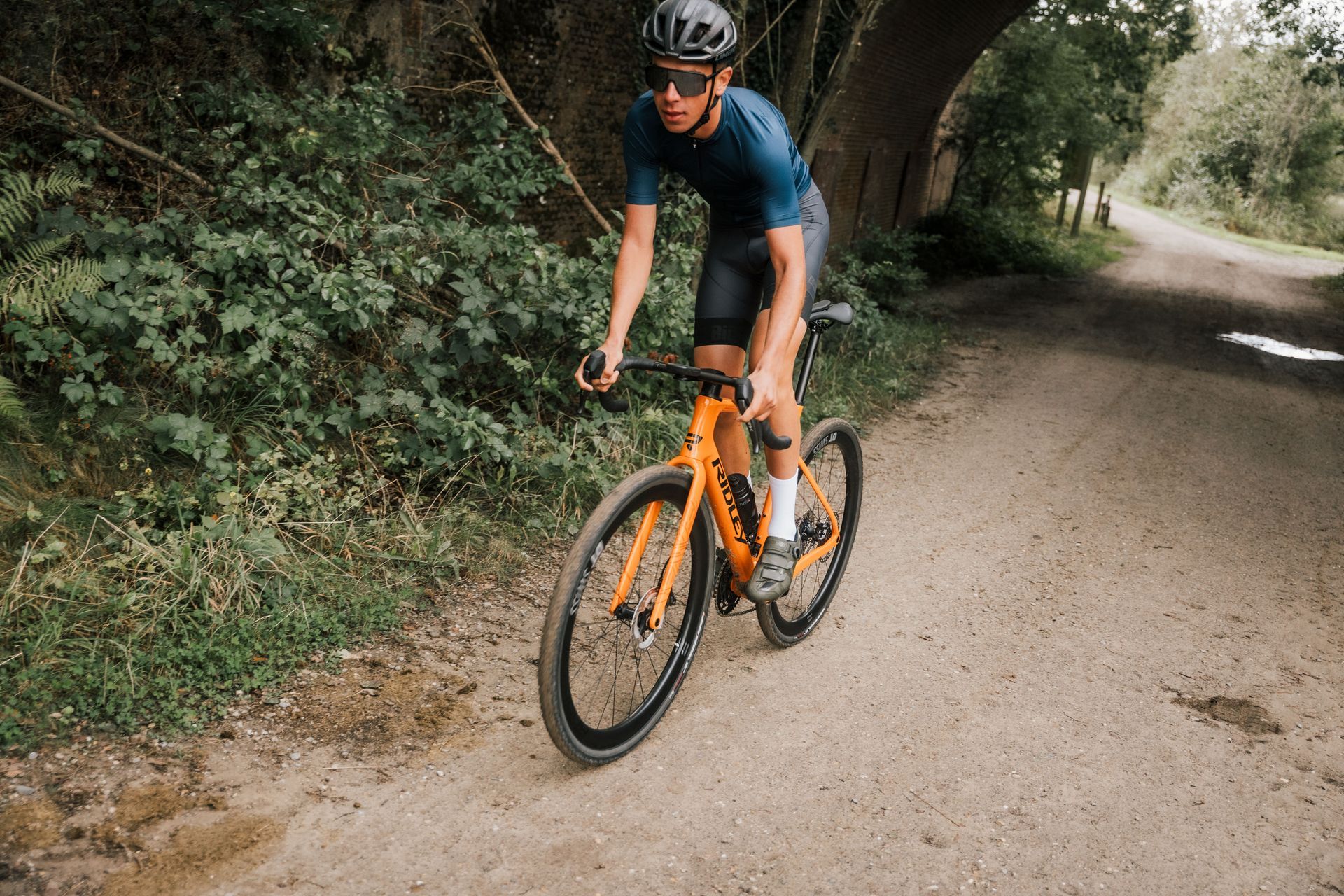 Un homme roule à vélo en forêt