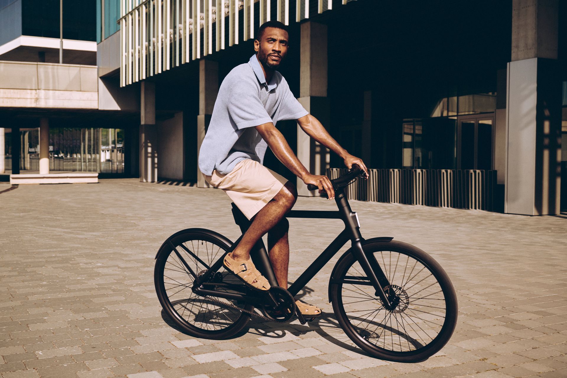 Un homme sur un vélo urbain électrique