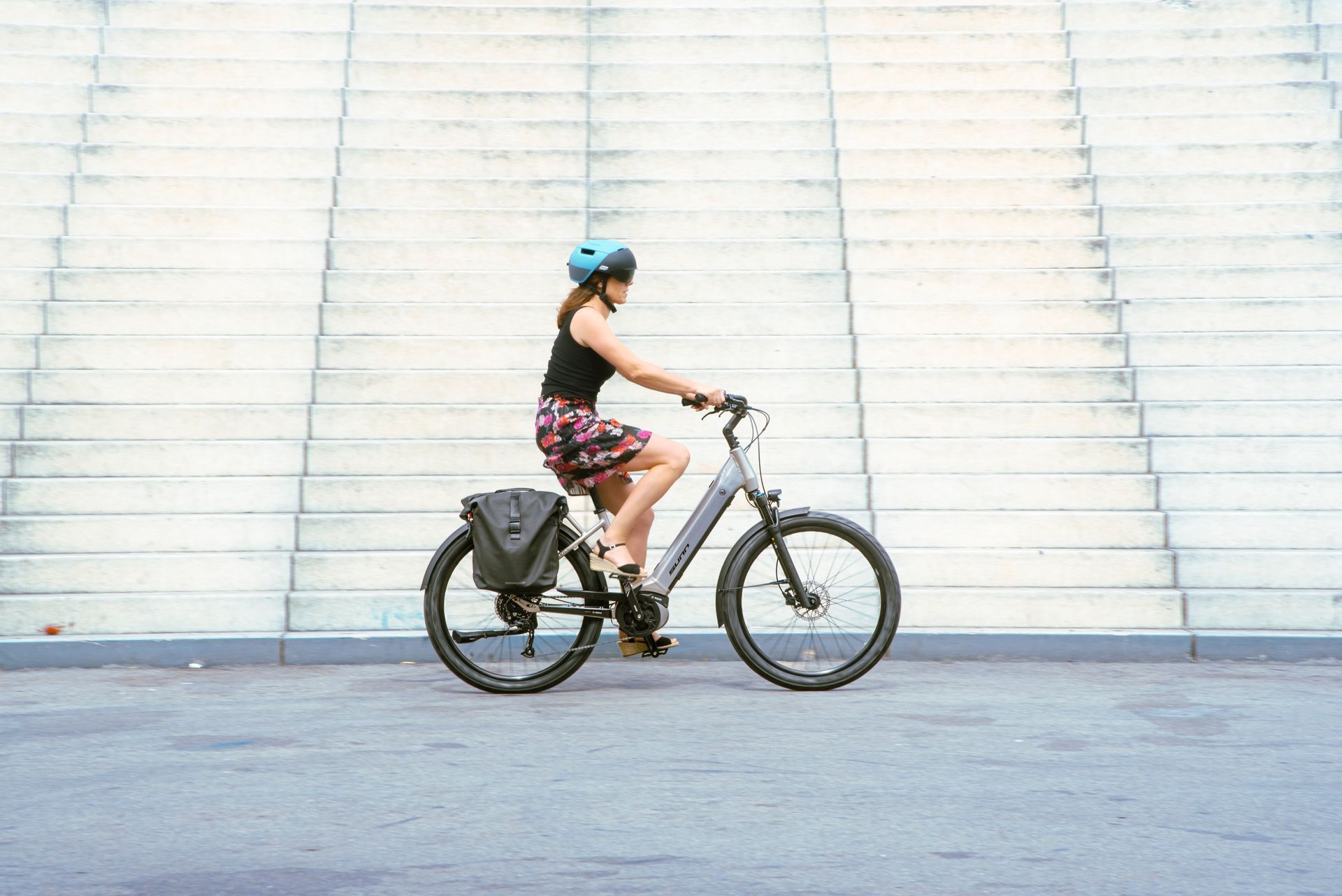 Une femme roule à vélo en jupe