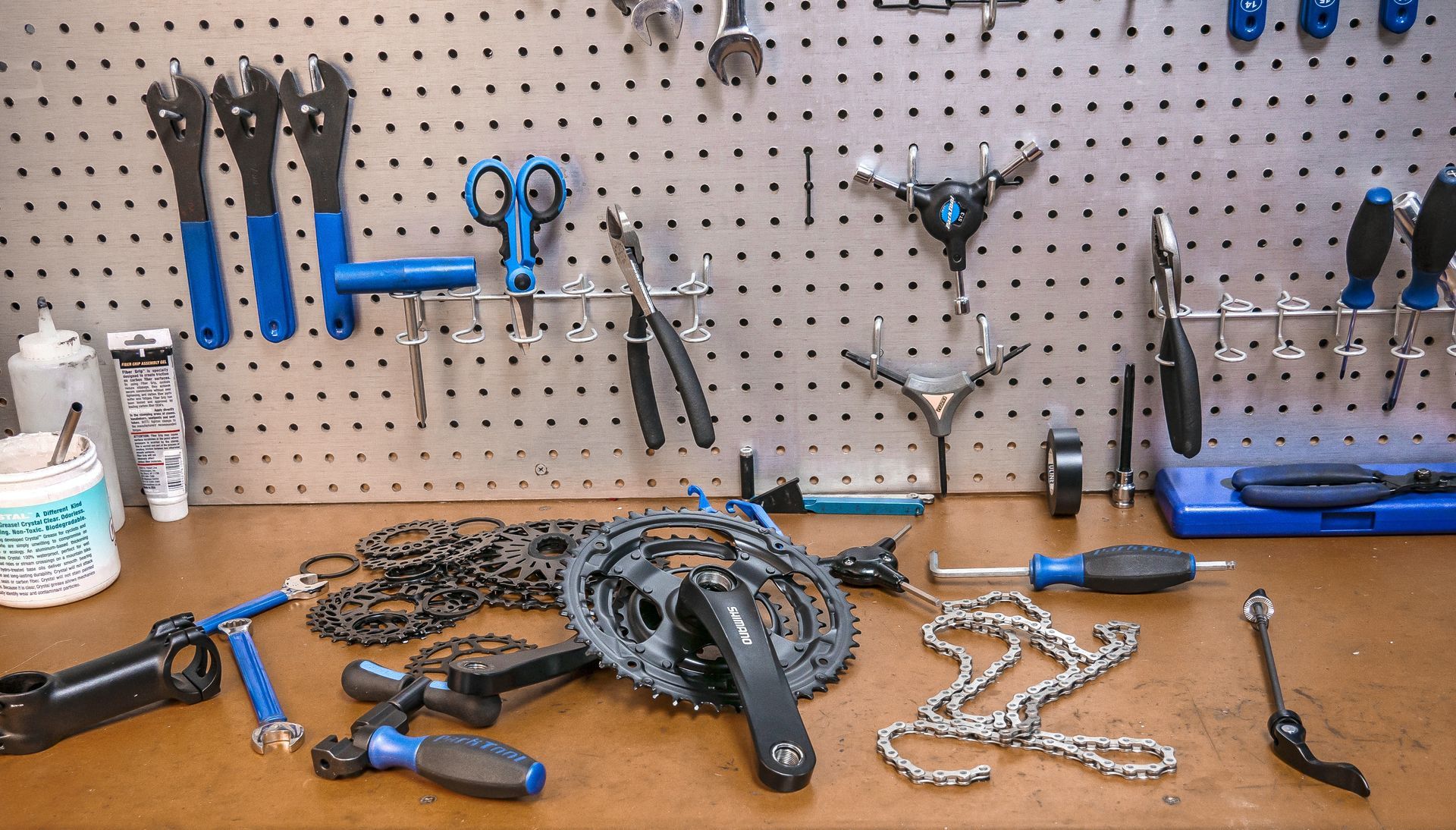 Des outils pour réparer des vélos
