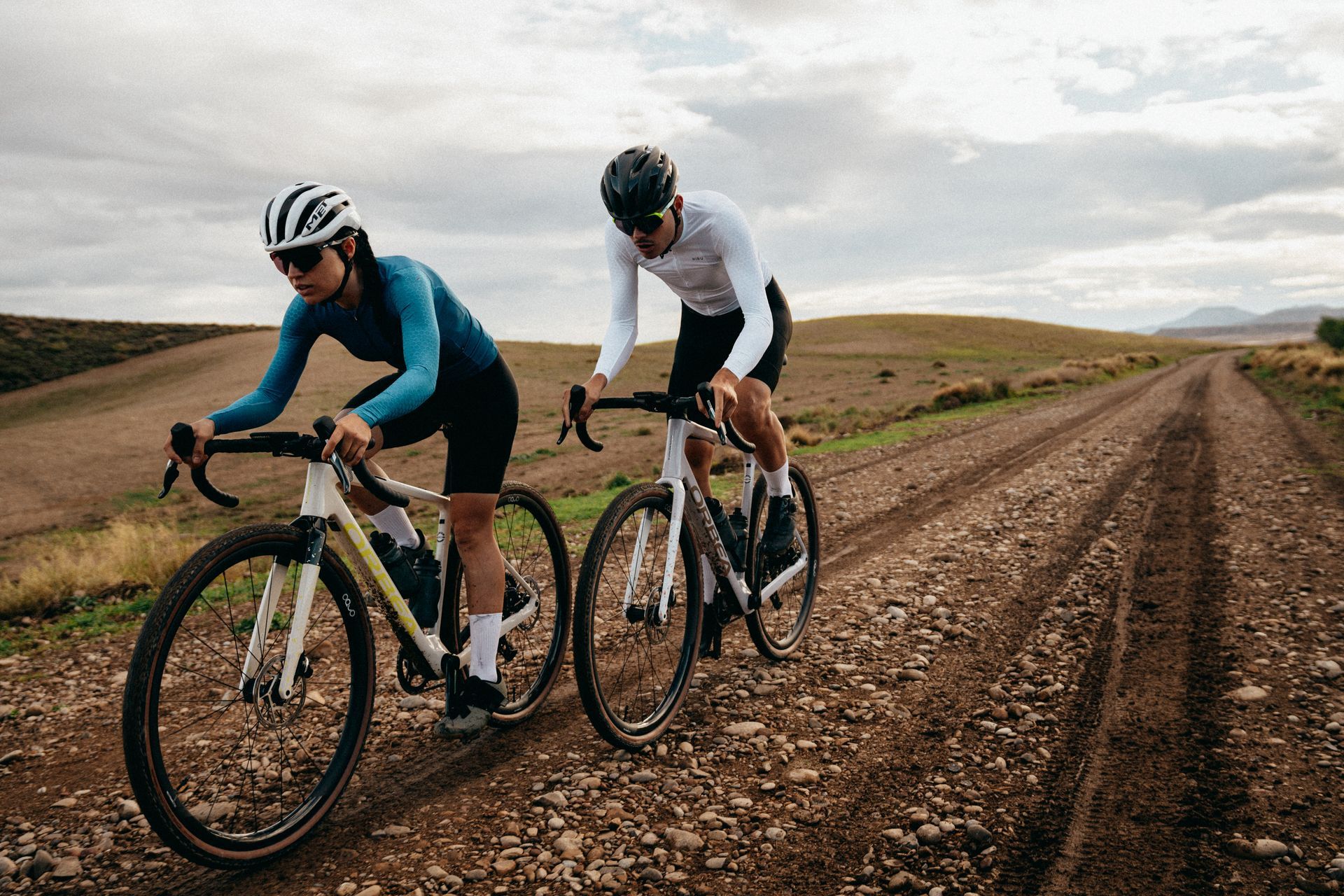 Deux cyclistes sont à vélo