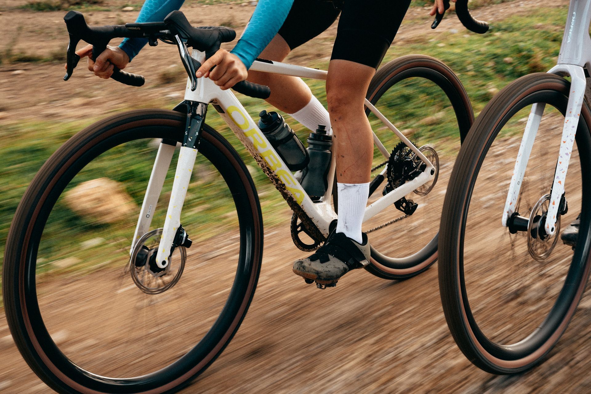 Deux cyclistes roulent rapidement à vélo