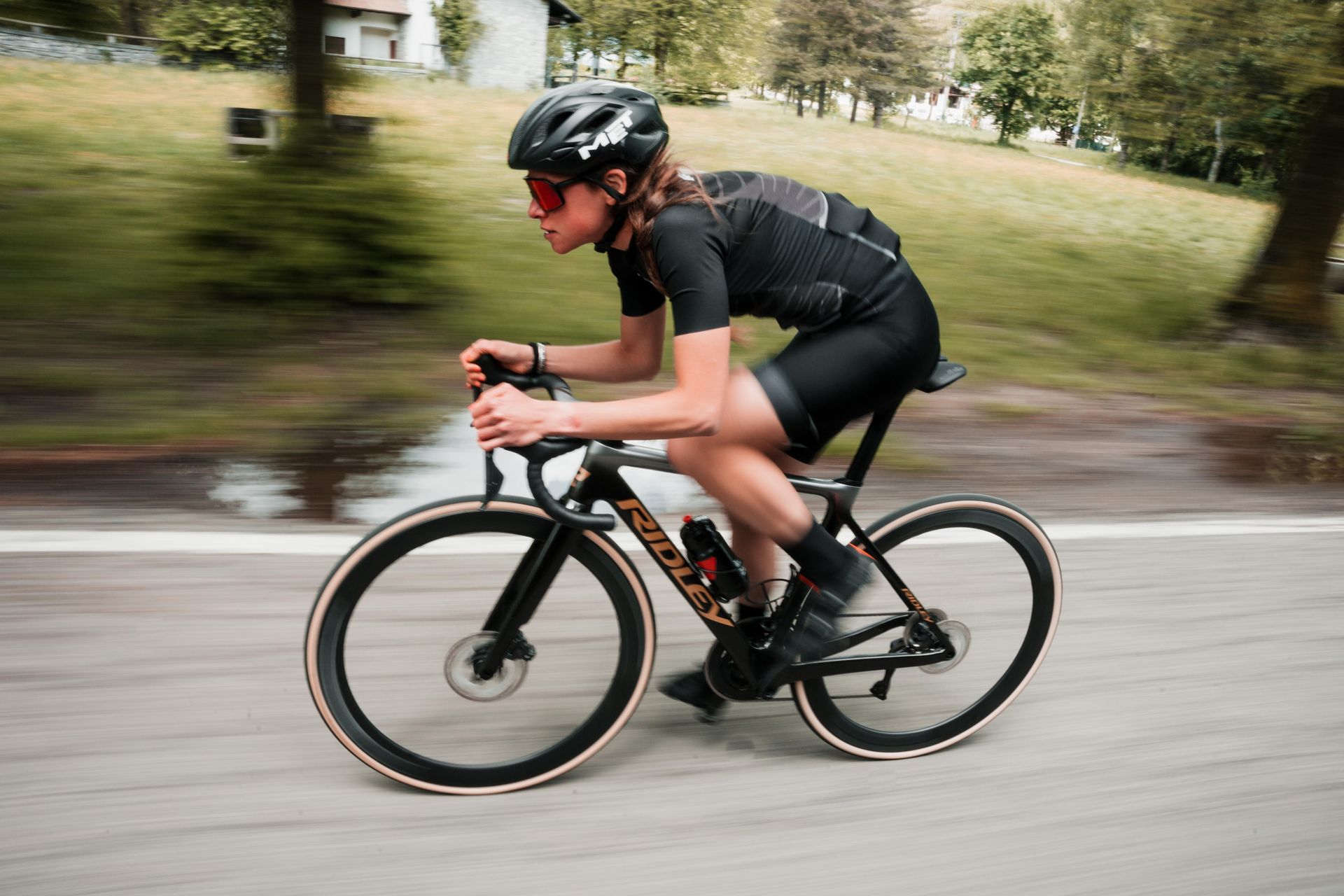 Un cycliste sur un vélo de route performant