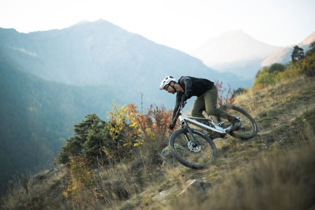Un homme roule sur un VTT en montagne
