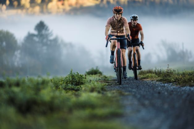 Deux personnes roulent sur des vélos gravel