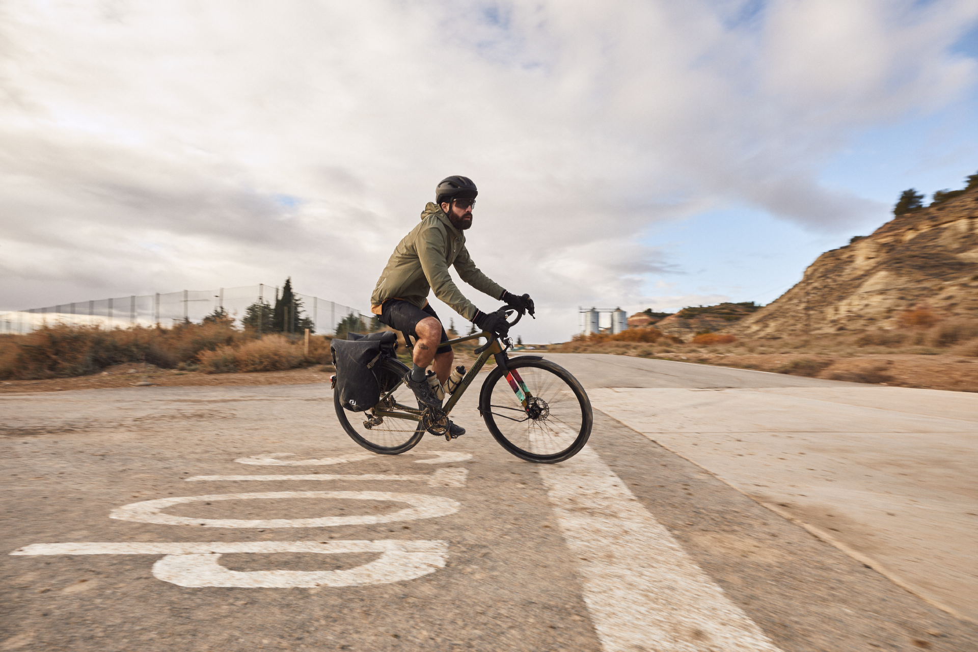 Un homme sur un vélo de randonnée qui franchit un stop