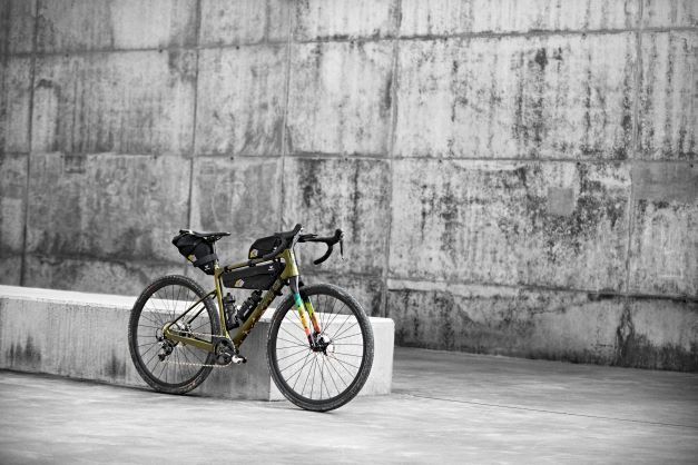 Un vélo gravel dans un milieu urbain