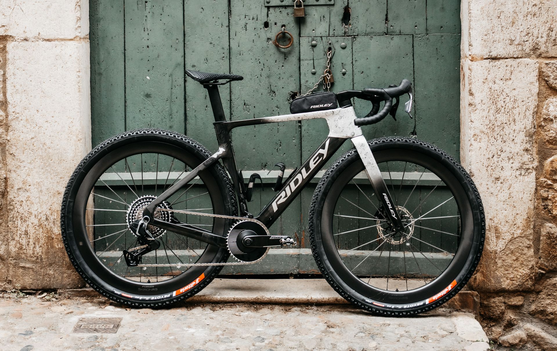 Un vélo gravel contre une porte