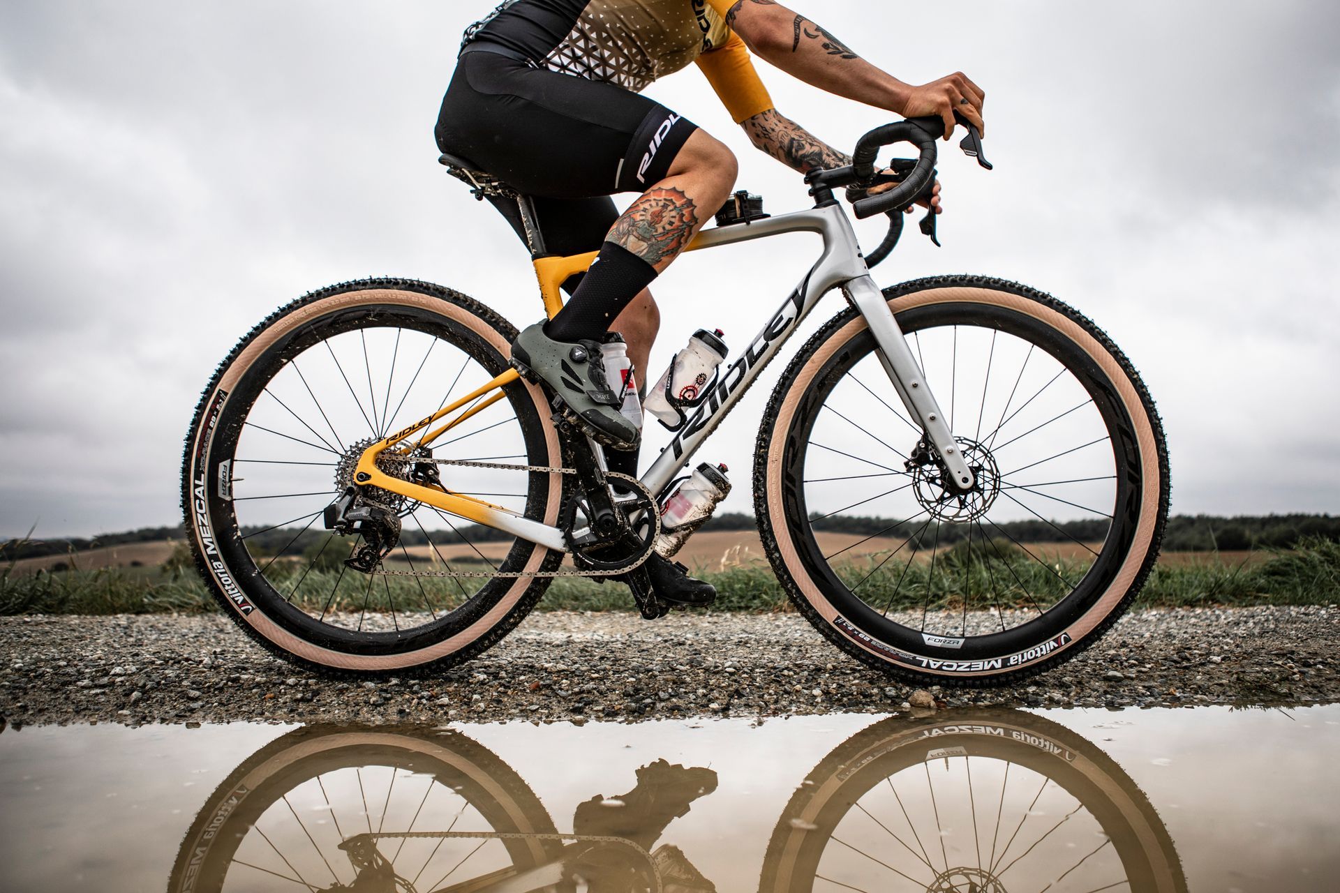 Un homme roule sur un chemin inondé