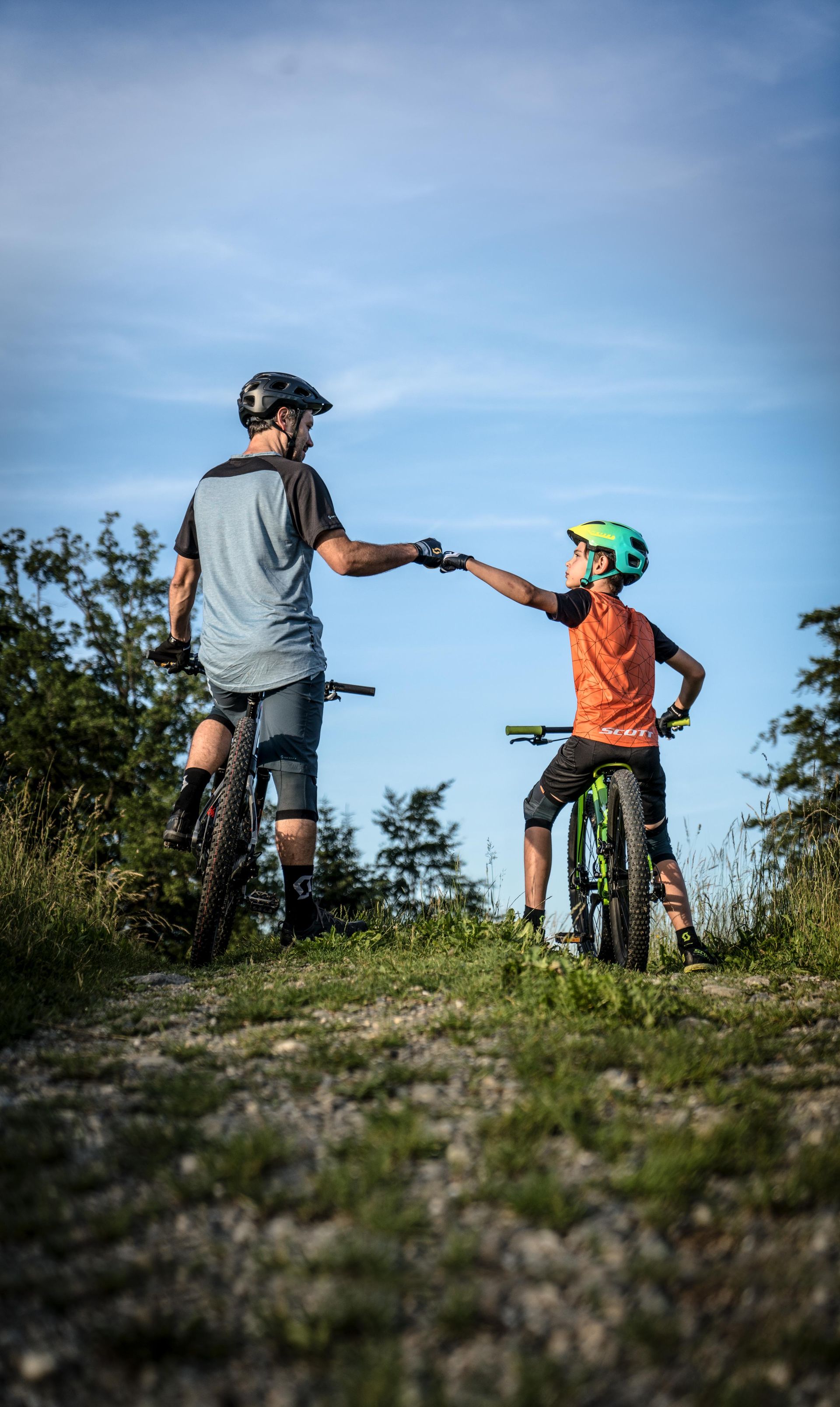 Un père et son fils à vélo