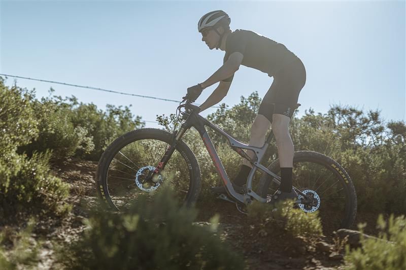 Un homme roule sur un terrain difficile en VTT