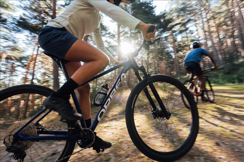 Deux personnes roulent sur des vélos de la marque Orbea