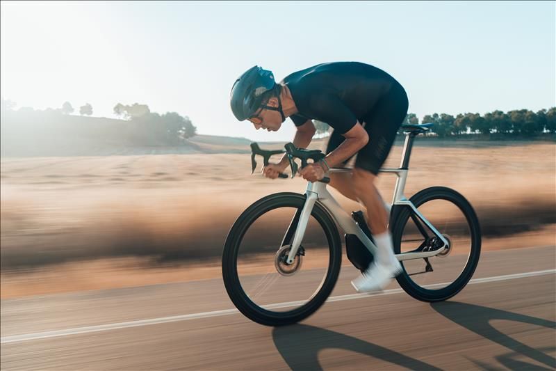Un homme roule rapidement sur un vélo de route
