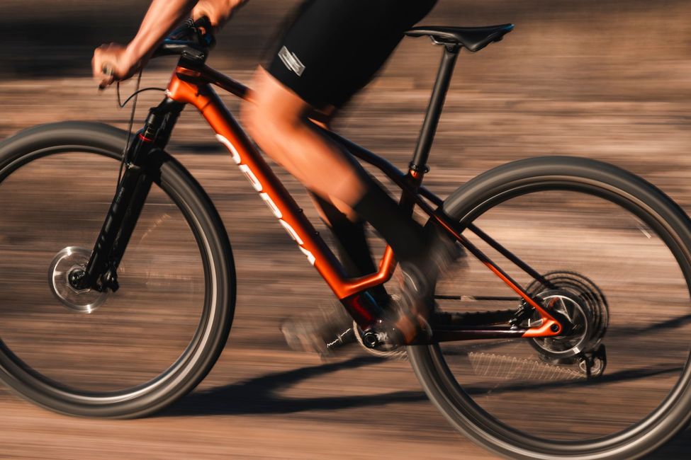 Un vélo sportif rouge de la marque Orbea