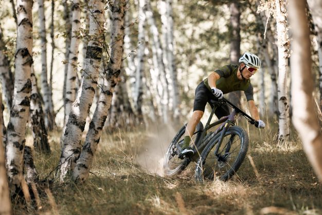 Un homme fait du vélo en forêt