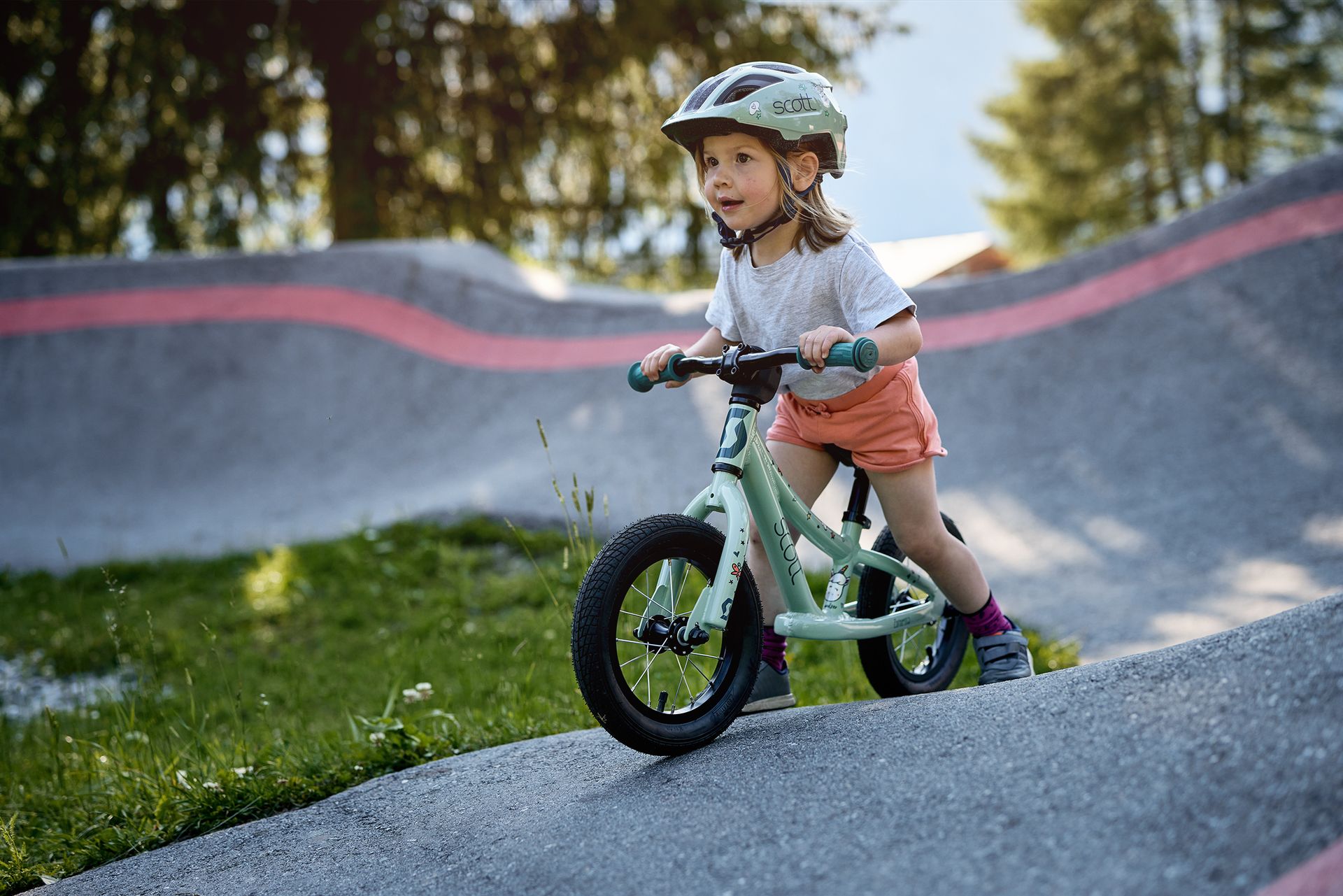 Des enfants roulent sur des vélos juniors