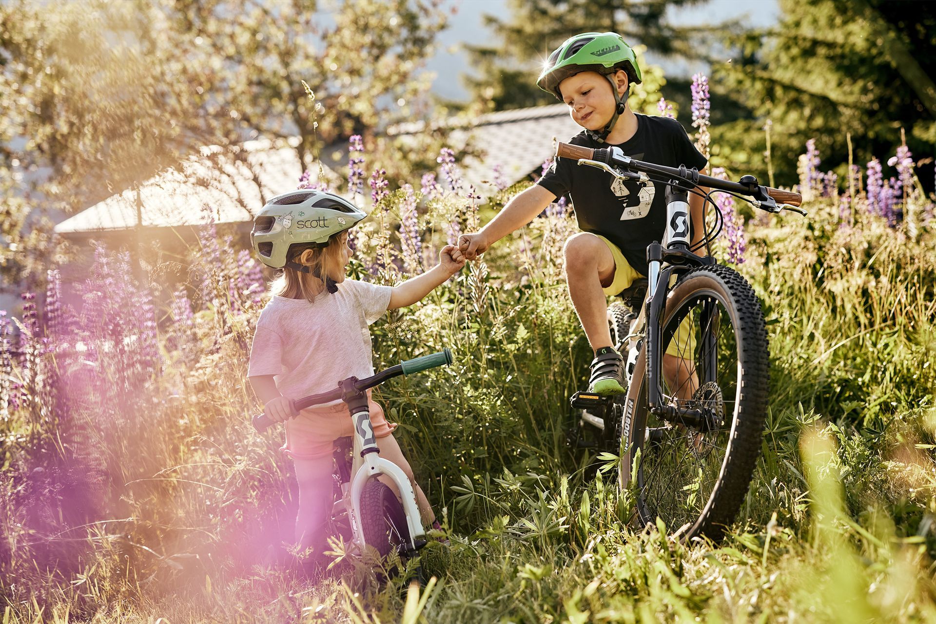 Une famille à vélo