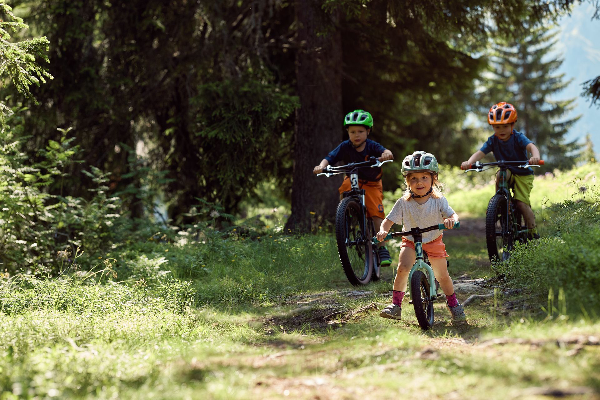 Un enfant sur un vélo, entouré de sa famille