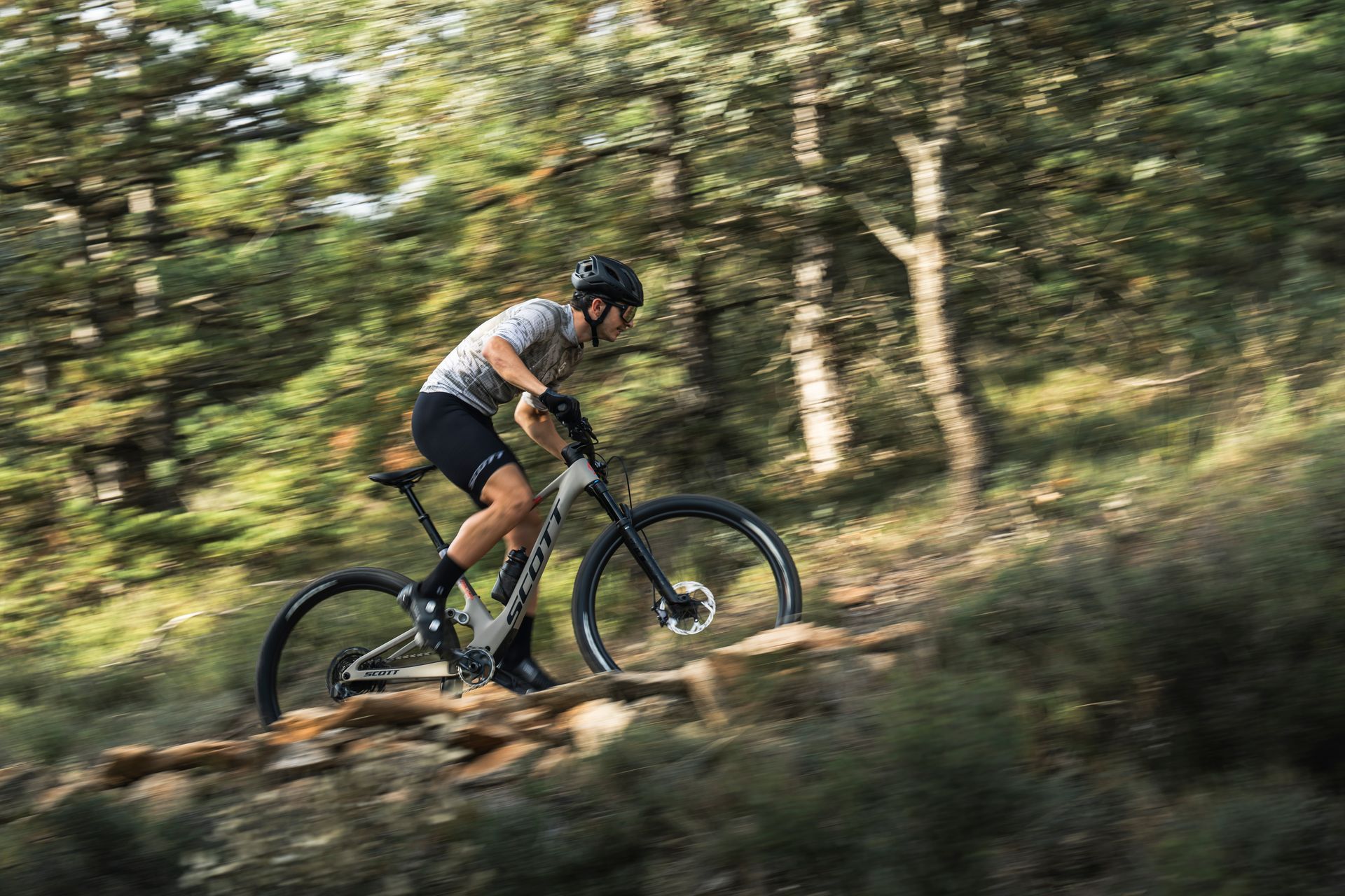Un cycliste fait du cross-country