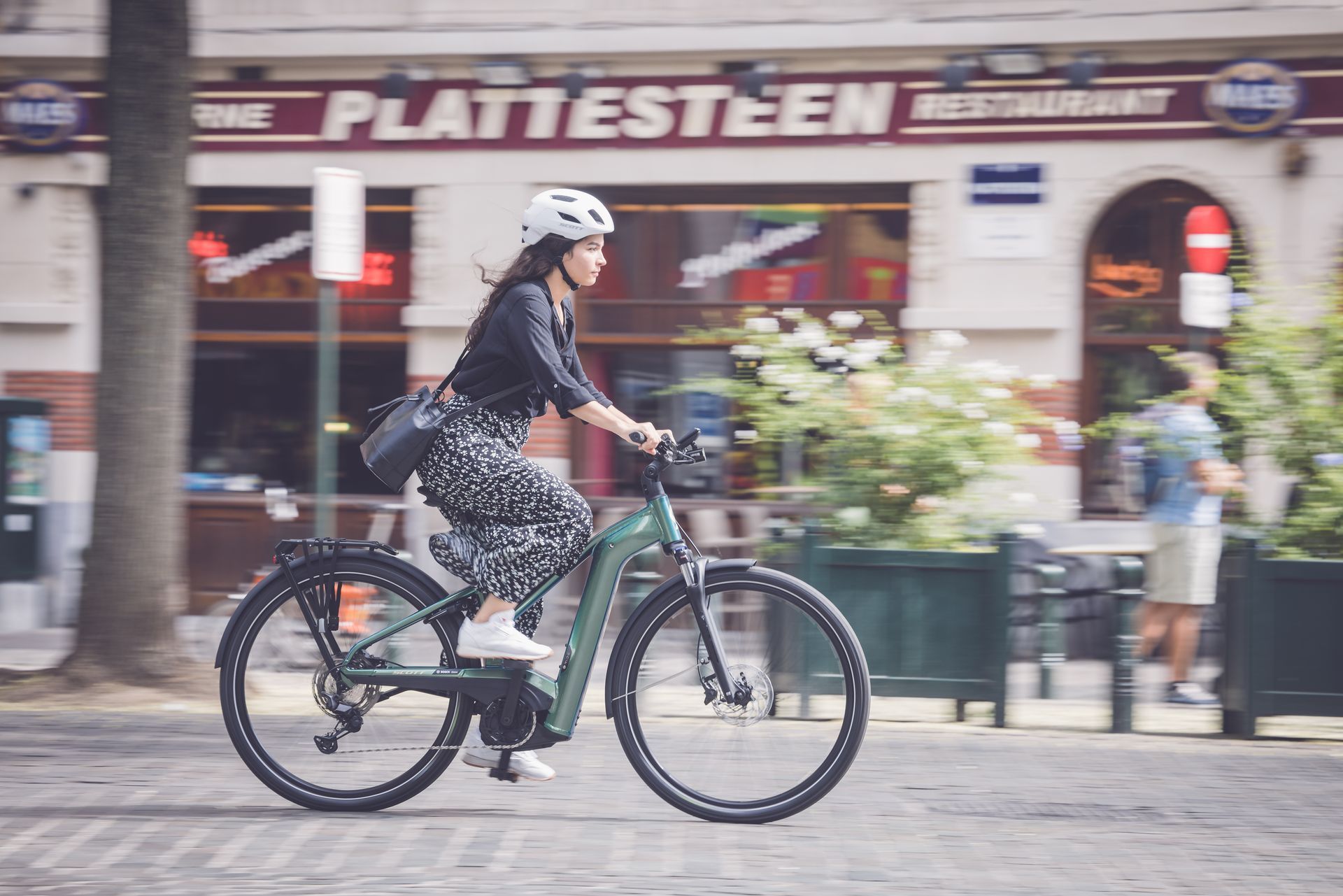 Une femme roule à vélo électrique en ville