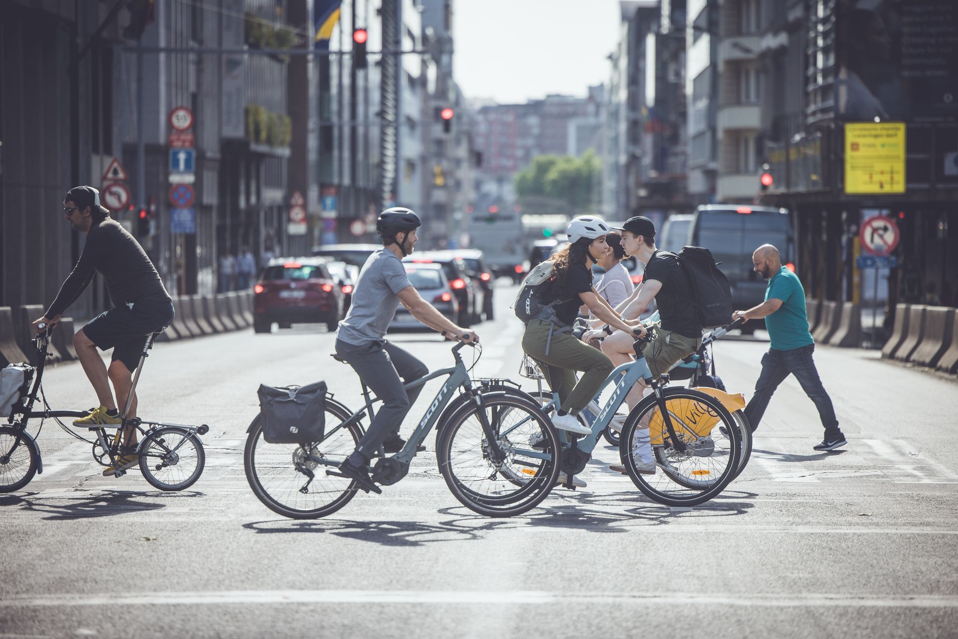 Un couple traverse la route à vélo