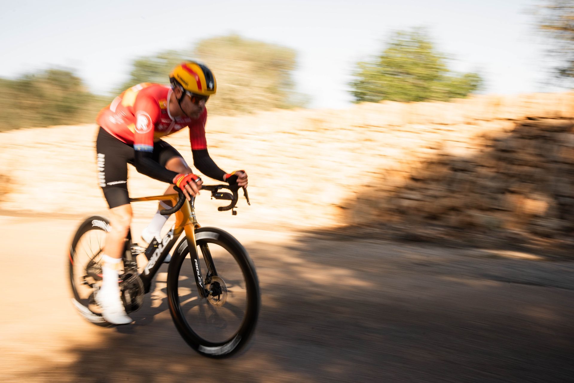 Un homme roule rapidement sur un vélo de route