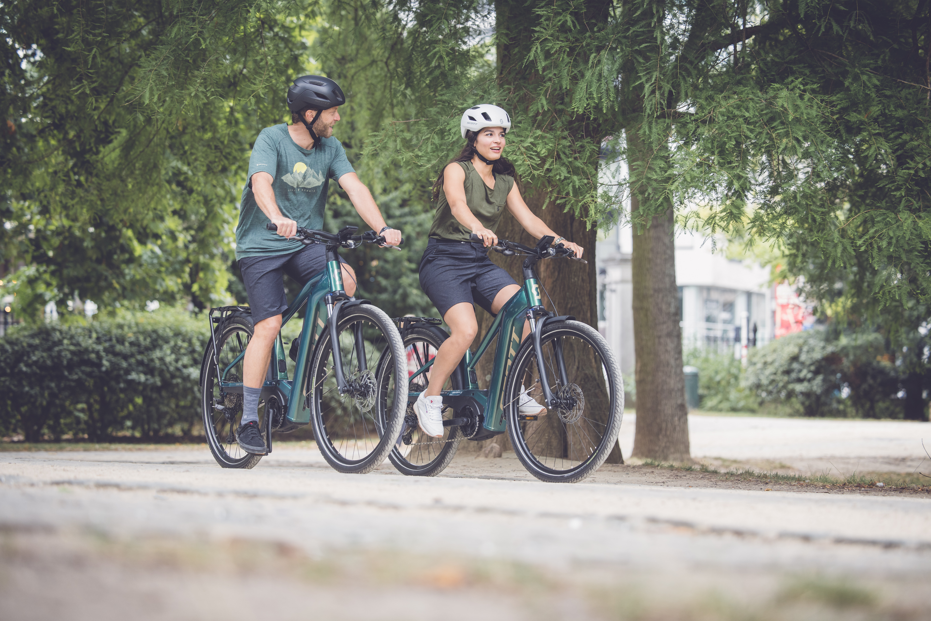 Un couple se promène à vélo en ville