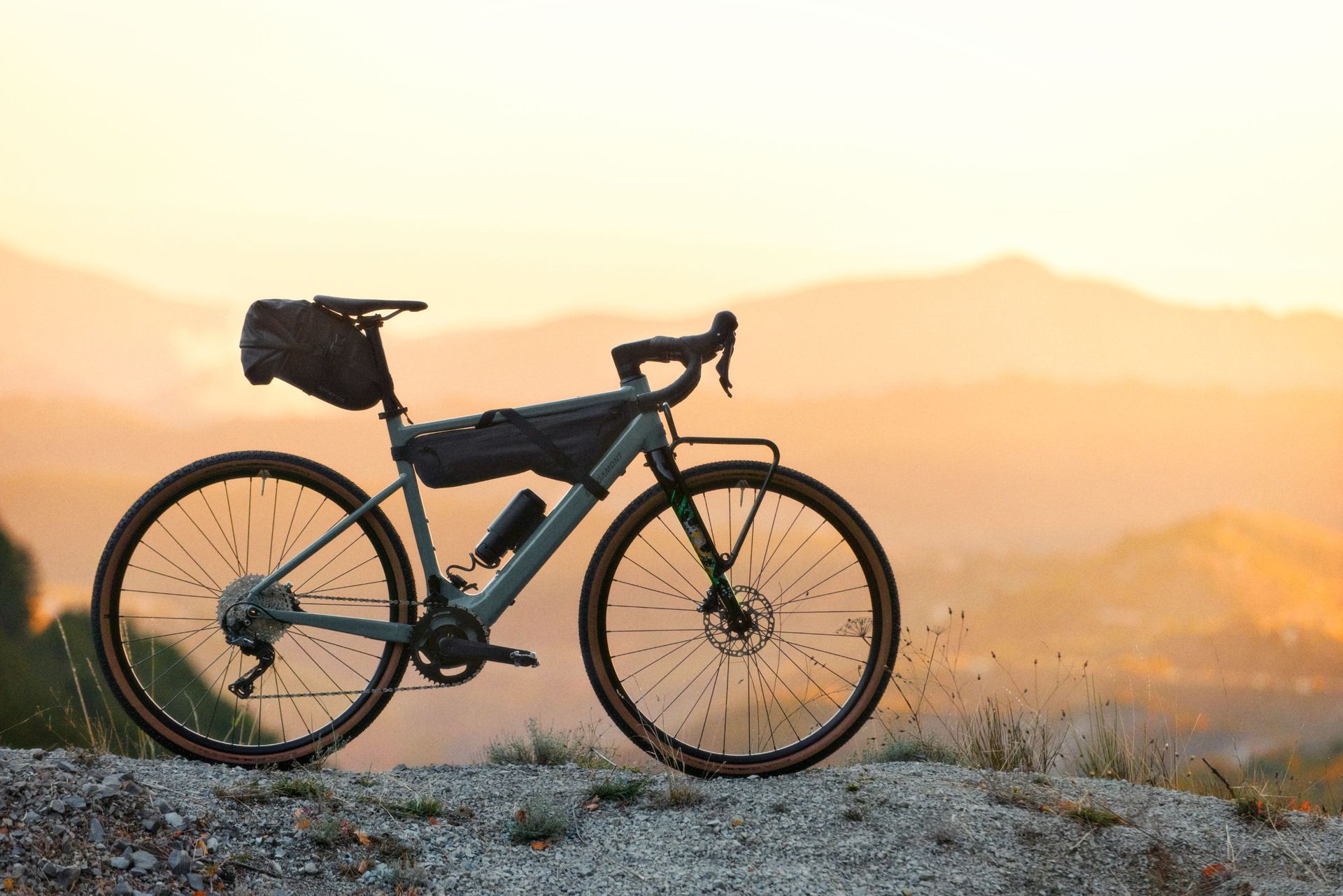 Un vélo gravel sur une montagne au coucher du soleil