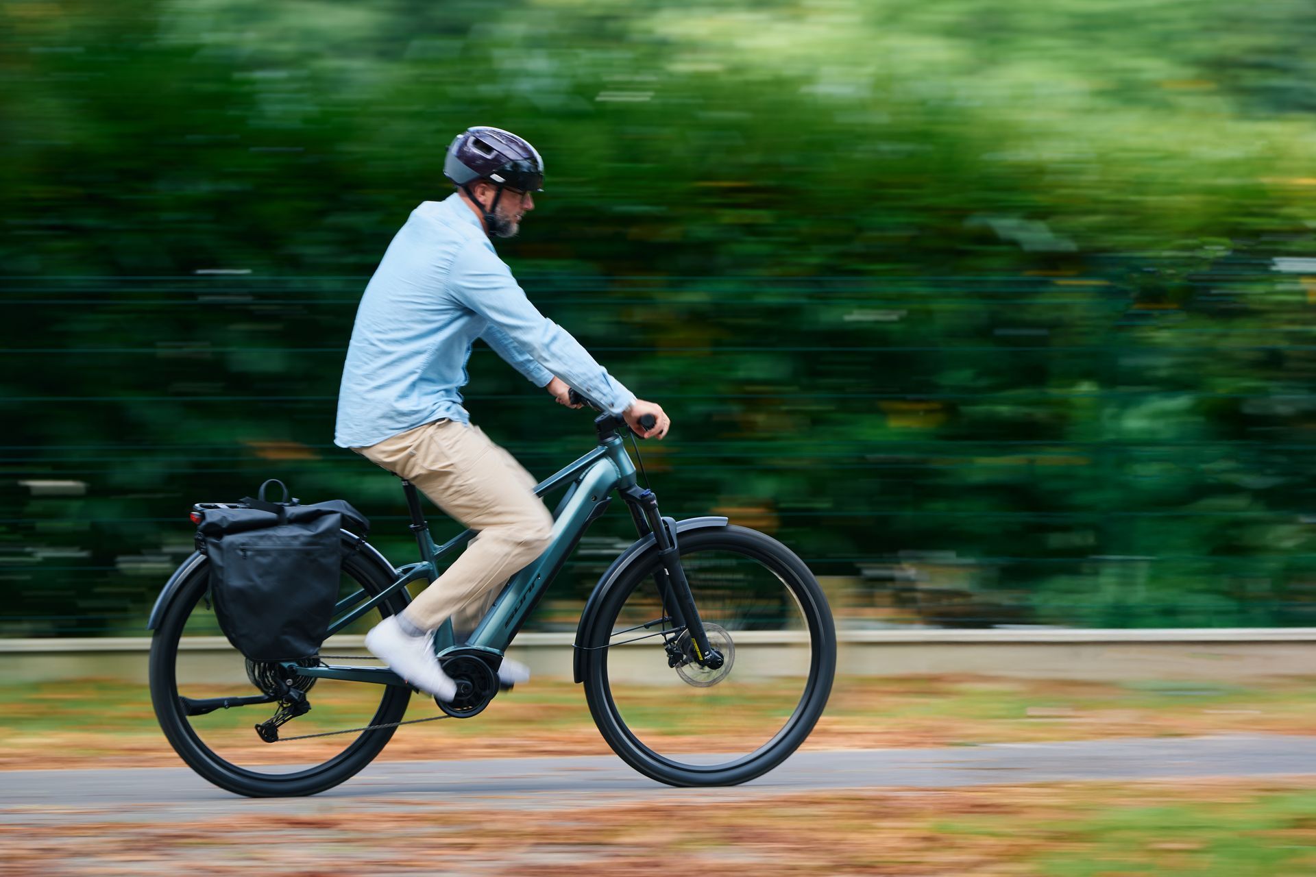 Un homme roule à vélo en chemise